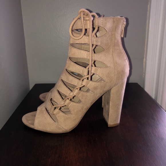Tan heels - Picture 6 of 6